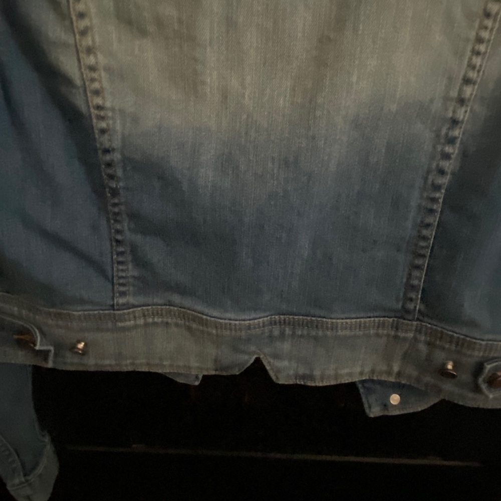 💙SOLD💙CHELSEA & VIOLET Distressed Cropped Jean Jacket - Picture 5 of 11